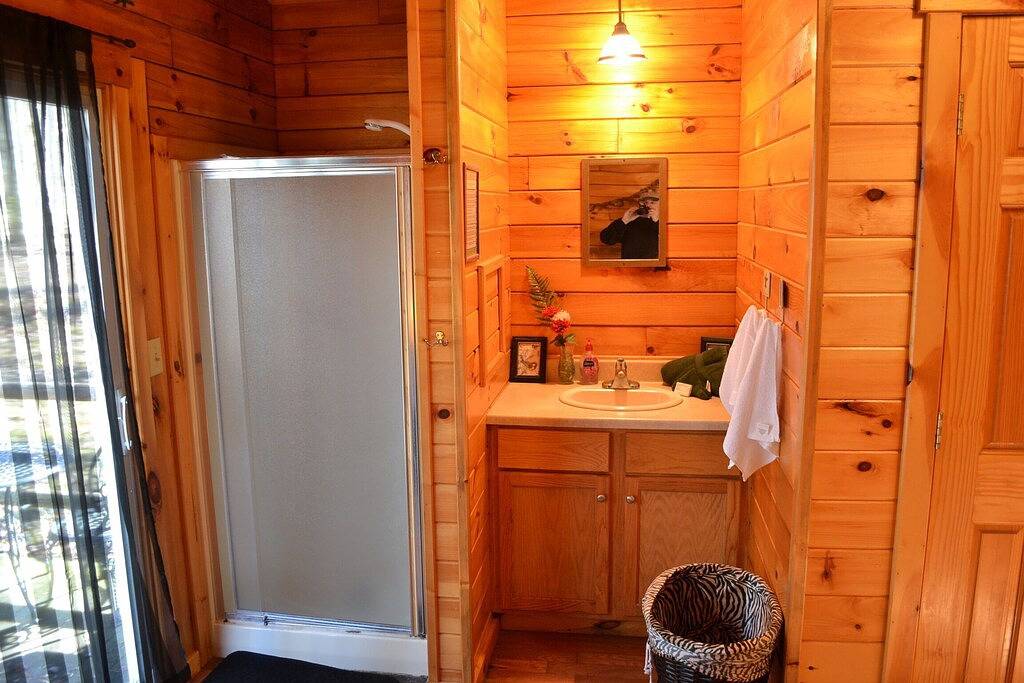 Kabine-Eigenes Badezimmer-Standard-Cupids Cabin in Hocking Hills