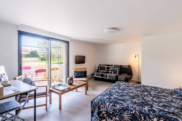 Hel lejlighed, Apartment "La Chevallerie" with Private Terrace, Garden, and Wi-Fi in Saint-Christophe-du-Bois, Cholet Området
