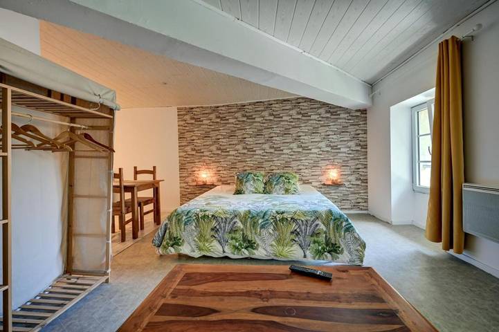 Location de vacances pour 2 personnes, avec terrasse et piscine ainsi que vue et jardin à Roquemaure - 2