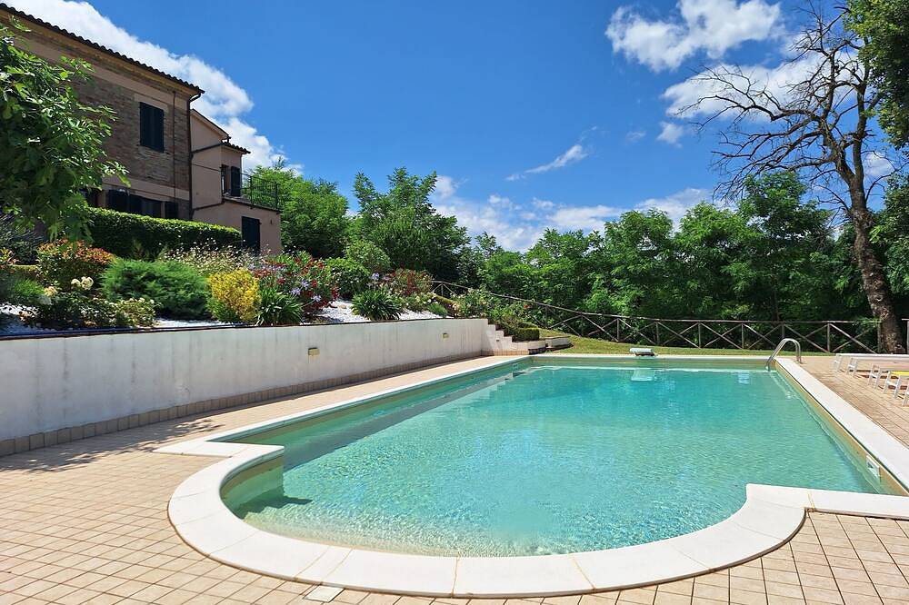 Villa rurale con vista su Gualdo e montagne, piscina privata, terrazza sul tetto in Gualdo, Parco nazionale dei Monti Sibillini