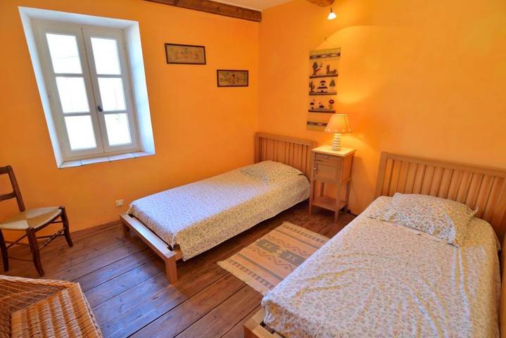 Location de vacances pour 4 personnes, avec terrasse et piscine ainsi que vue et jardin à Sainte-Valière - 2