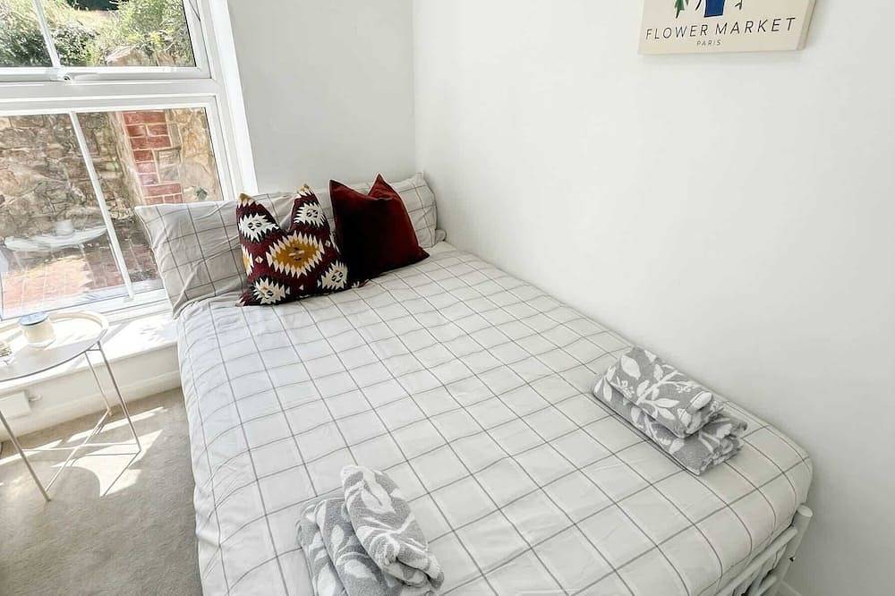 Entire apartment, Spacious 2-Bed Period Garden Flat, Central Guildford in Guildford, Surrey