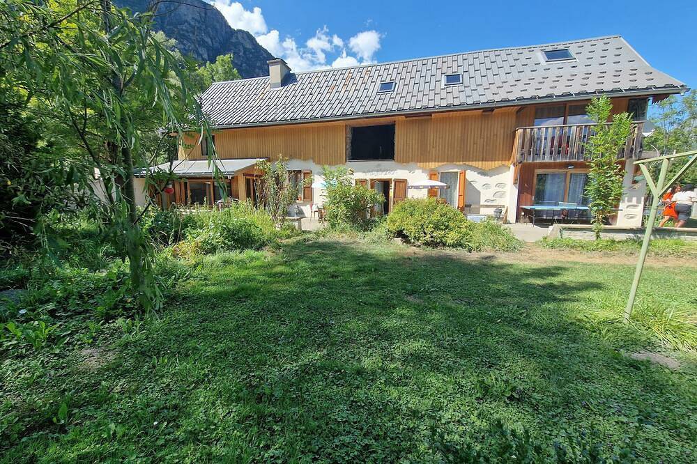 Ganze Wohnung, Vacation rental Beautiful 6-person apartment overlooking our beautiful mountains in Le Bourg-d'Oisans, Nationalpark Écrins