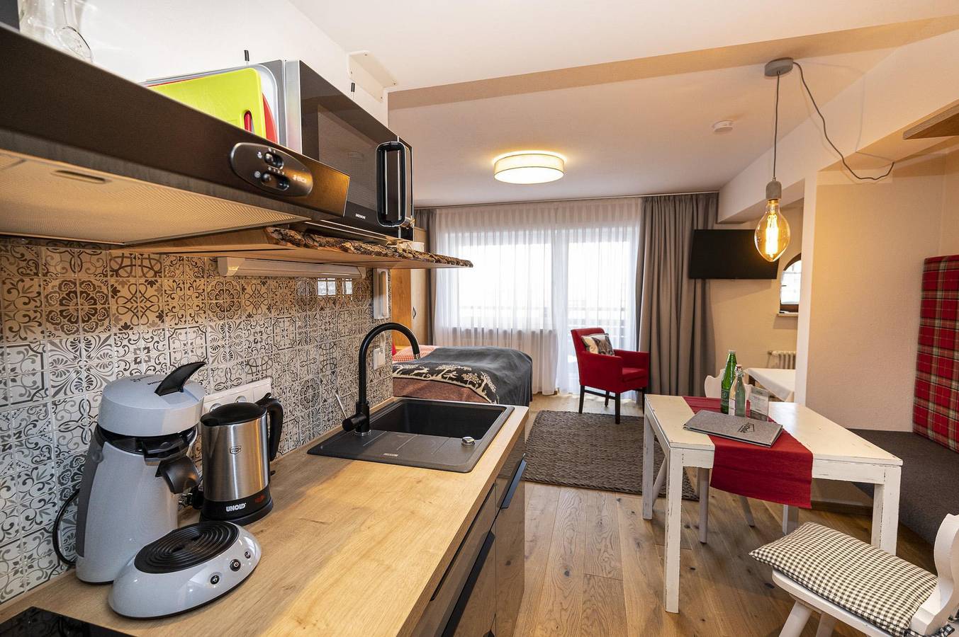 Ganze Ferienwohnung, 1-Raum Appartement Nr. 11 West-Balkon in Hirschegg Kleinwalsertal, Mittelberg