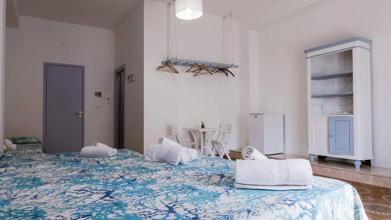 Triple Room with Private Bathroom in Castellammare del Golfo, Province de Trapani