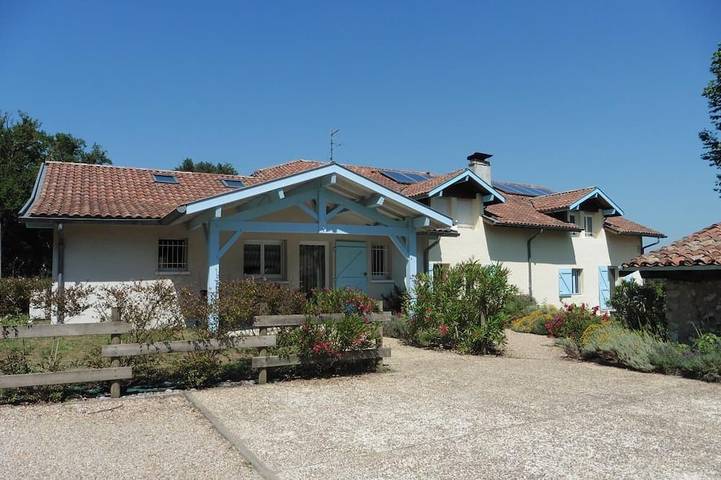 Location de vacances pour 4 personnes, avec jardin ainsi que terrasse et piscine à Angoumé