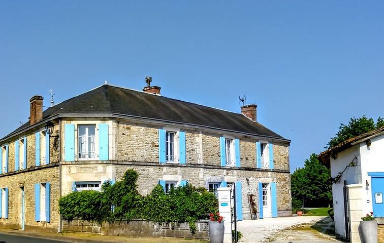 Chambre d’hôte pour 3 personnes, avec jardin et piscine à Thiré