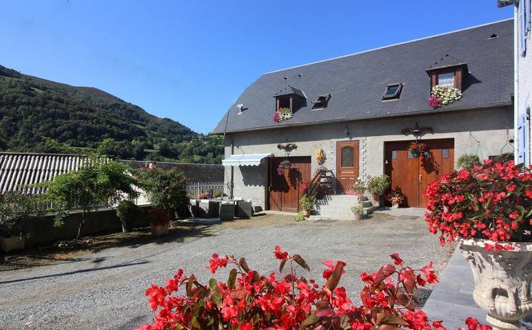 Gîte pour 4 personnes, avec jardin à Juncalas