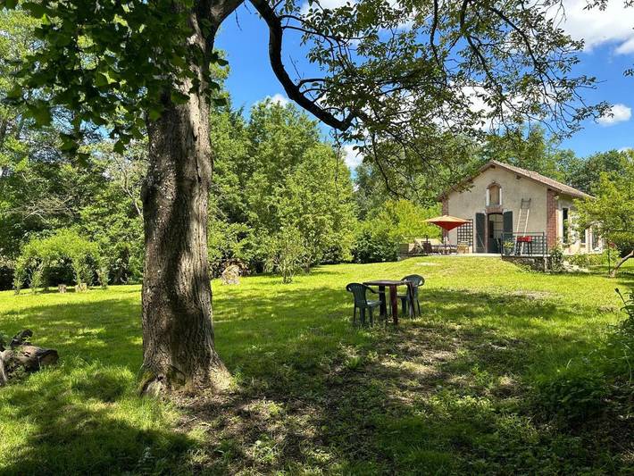 Location de vacances pour 5 personnes, avec terrasse ainsi que piscine et vue à Vichères - 2