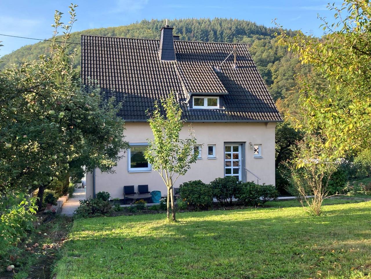 Ganze Ferienwohnung, Ferienhaus im Obstgarten - Doppelzimmer, Dusche, Wc, 1 Schlafraum in Kirn, Landkreis Bad Kreuznach