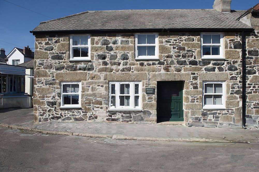 Bridge House - a house that sleeps 6 guests in 3 bedrooms in Newlyn, Cornwall