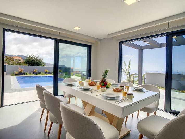 Location de vacances pour 8 personnes, avec piscine ainsi que jardin et vue sur l’océan dans Estreito da Calheta - 4