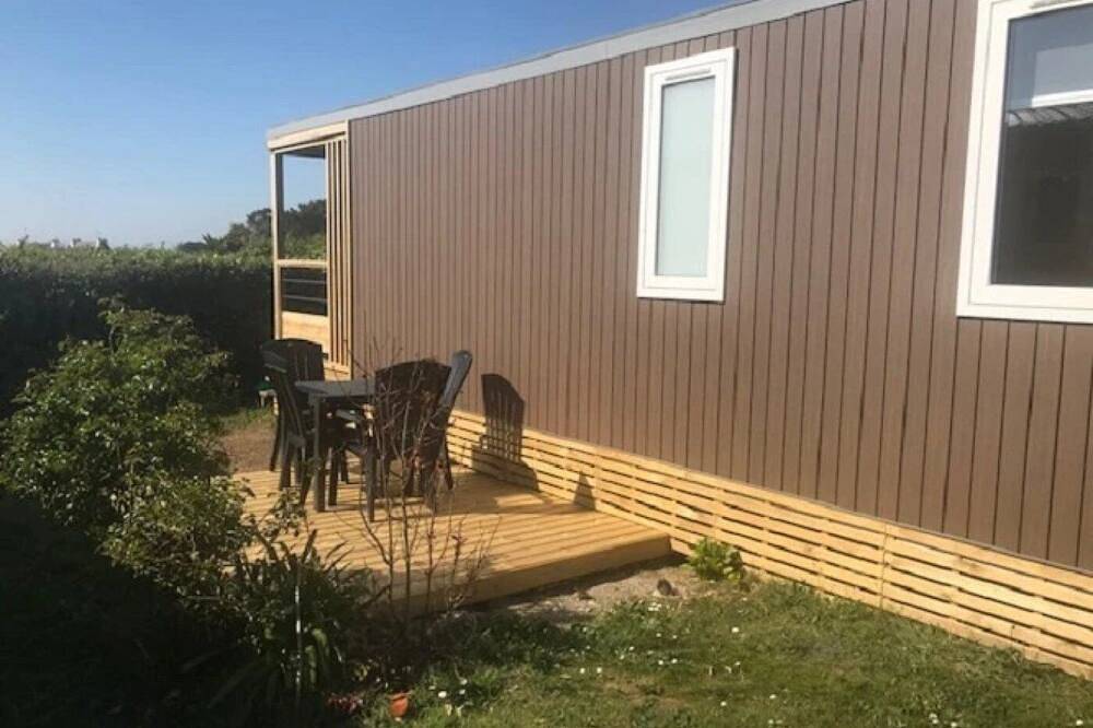 Camping 4 étoiles - Piscine in Plage de Port Fontaine-Lomener, Ploemeur