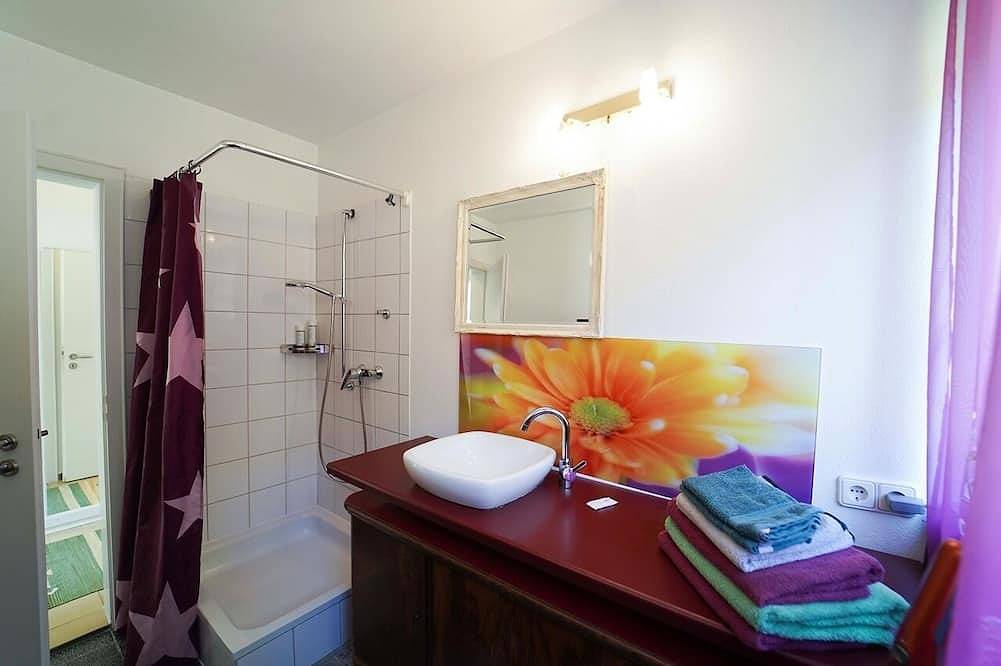 Ganze Wohnung, Große ruhige Ferienwohnung (ca. 70qm) mit großem Balkon und Gartenmitbenutzung in Bad Urach, Albsteig Etappe 9