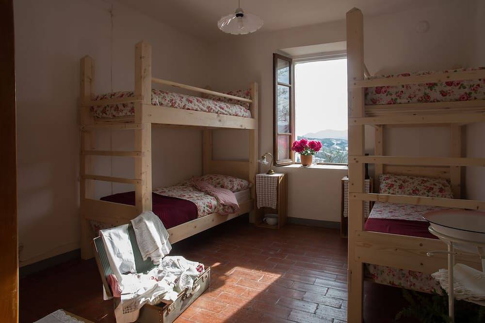 Antigua casa unifamiliar en una corte campesina, en las colinas de Parma in Neviano degli Arduini, Provincia de Parma