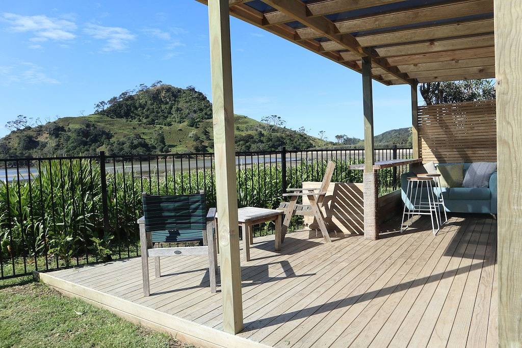 Beachside Cabin mit Blick auf Mount Pataua und Surfbar in Whangarei District