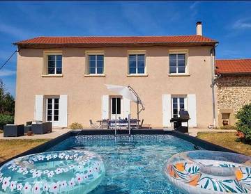 Gîte pour 9 personnes, avec terrasse ainsi que jardin et piscine à Margès