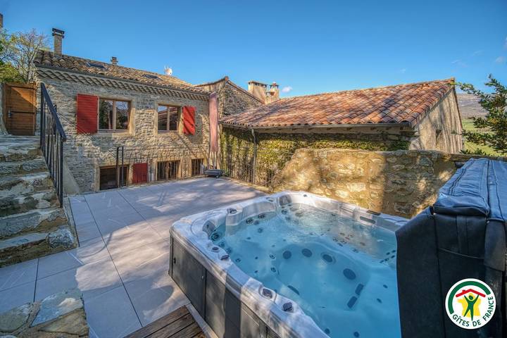 Maison de vacances pour 6 personnes, avec sauna et jacuzzi ainsi que terrasse et jardin à Bourdeaux