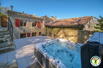 Gîte pour 6 personnes, avec terrasse ainsi que sauna et jardin à Bourdeaux