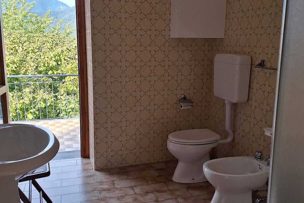 Cały apartament, Holidayapartments in beautiful house, private garden, free Wi-Fi in Prabione, Tignale