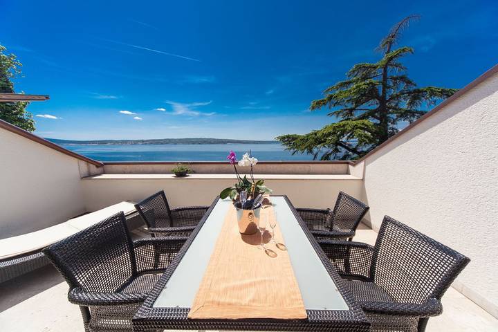 Ganze Wohnung, Atemberaubendes Penthouse direkt am Meer mit Meerblick, 2 Bikes, Fussbodenheizung, Privatparkplatz in Crni molo, Crikvenica