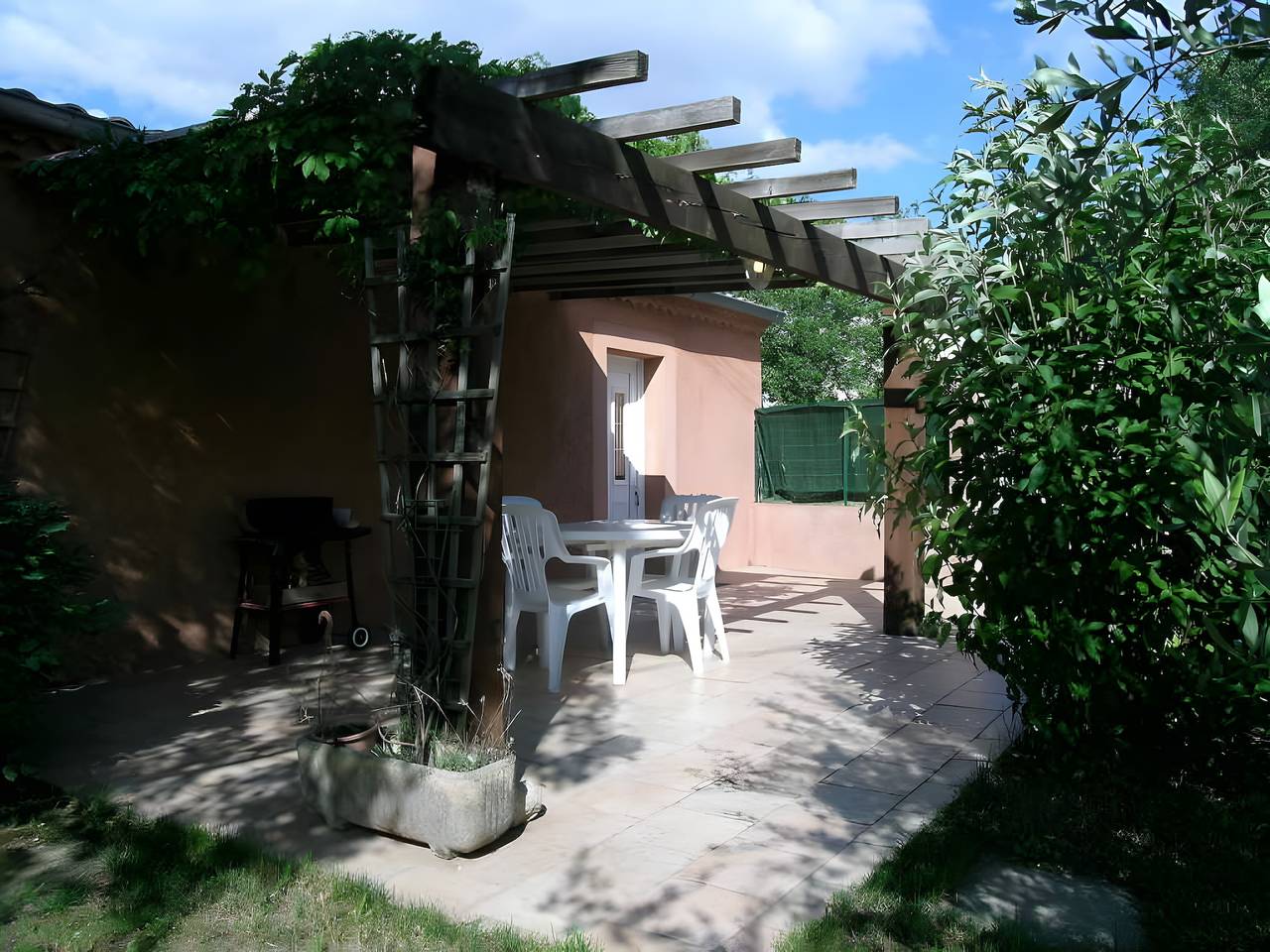 Gîte l'oliveraie tranquilo y sombreado in Ruoms, Ardèche
