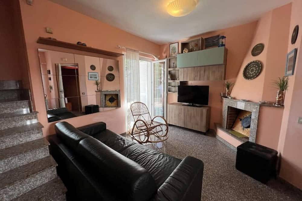 Vacation home by the sea with garden and near Rome in Torvaianica, Pomezia
