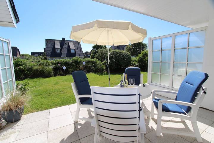 Ganze Wohnung, Gemütlich eingerichtete Ferienwohnung mit drei Zimmern in ruhiger Lage in Wenningstedt, Sylt