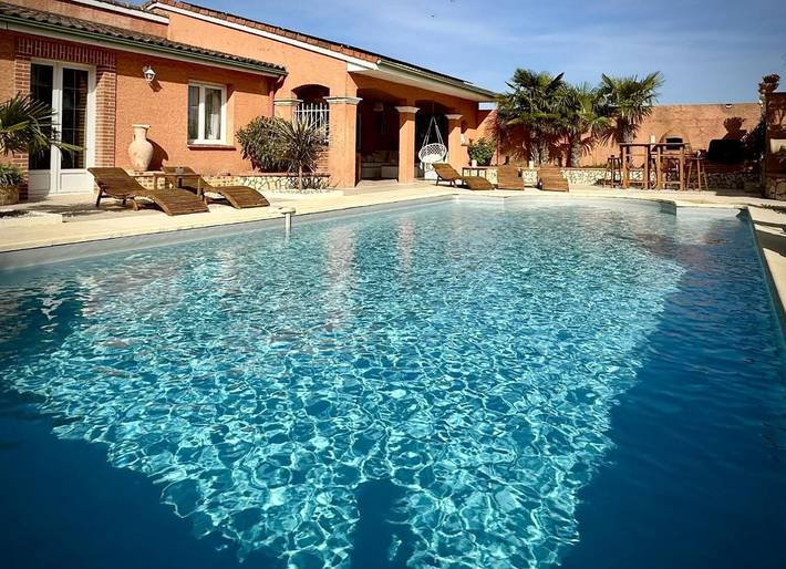 Location de vacances pour 5 personnes, avec jacuzzi ainsi que piscine et jardin, adapté aux familles à Calmont