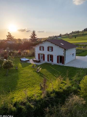 Cottage pour 9 personnes, avec jacuzzi et terrasse ainsi que jardin et sauna, animaux acceptés à Le Grand-Serre
