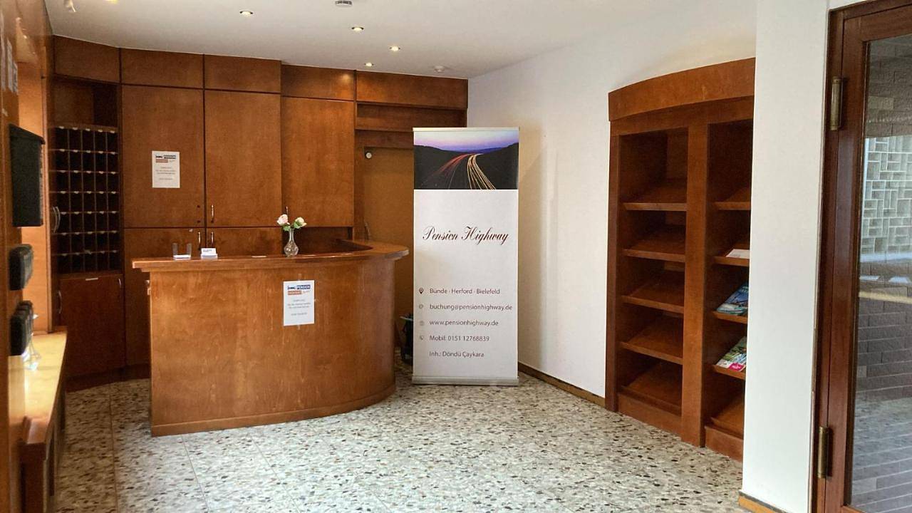 Single Room with Shared Shower and Toilet in Sennestadt, Bielefeld