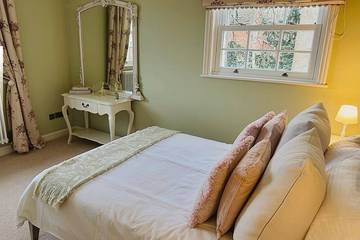 Cottage for 10 People in Surrey Hills, South East England, Photo 4