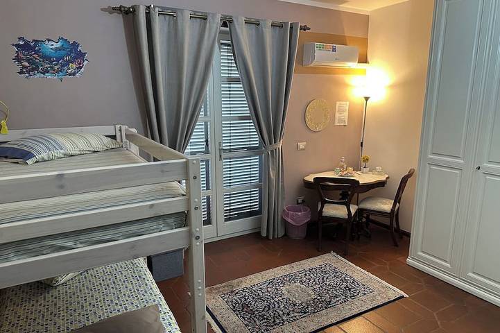 B&B accogliente adatto a famiglie e coppie. Zona residenziale ampio parcheggio. in Santa Giusta, Campidano