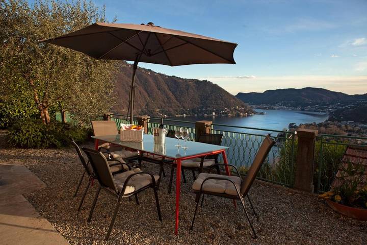 Ferienwohnung für 4 Personen, mit Terrasse und Garten sowie Seeblick und Ausblick