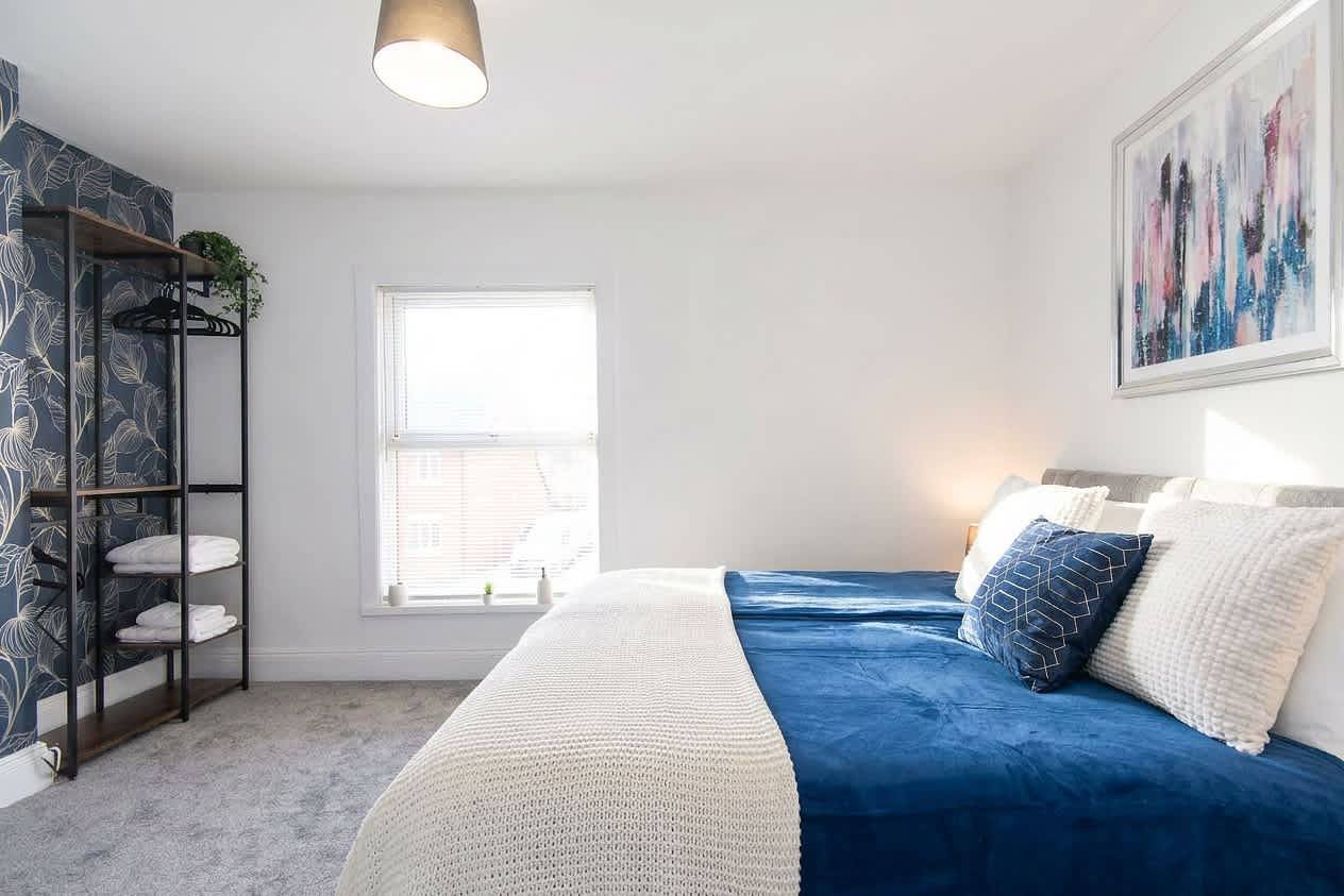 Modern 3Br Home with Free Parking & Fast Wi-Fi in Warwickshire