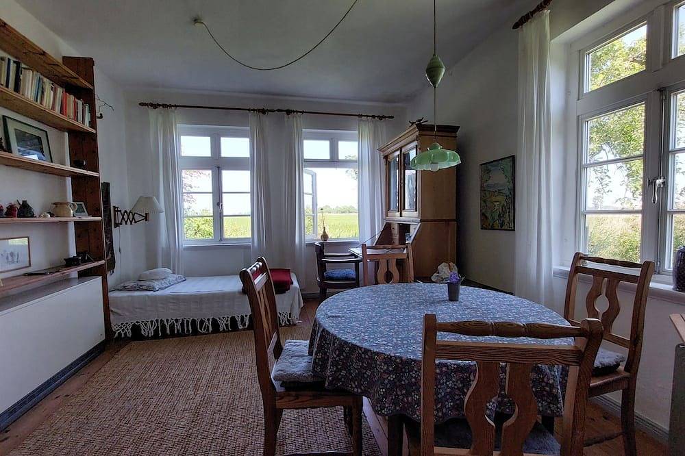 Kleines Bauernhaus von 1927 mit 1.600 qm Gartengrundstück, 3 Kilometer zum Deich in Butjadingen, Wesermarsch