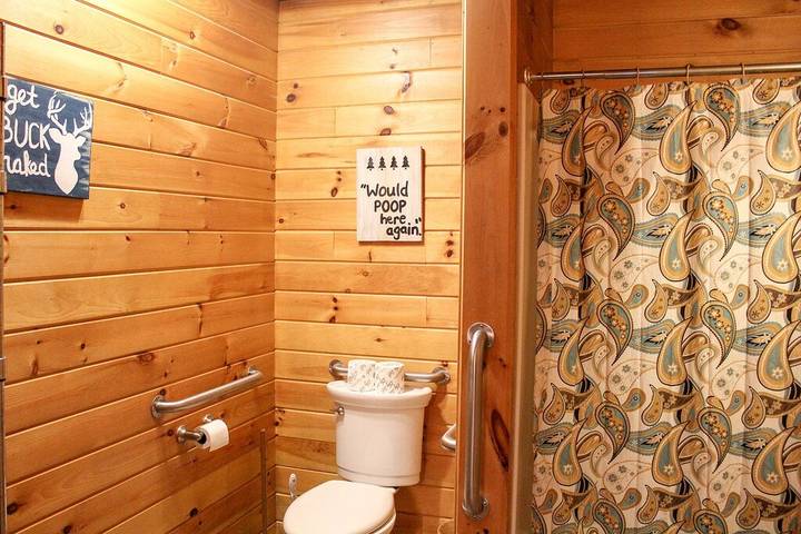 Chalet for 8 people, with yard and hot tub as well as terrace, with pets in Ohio