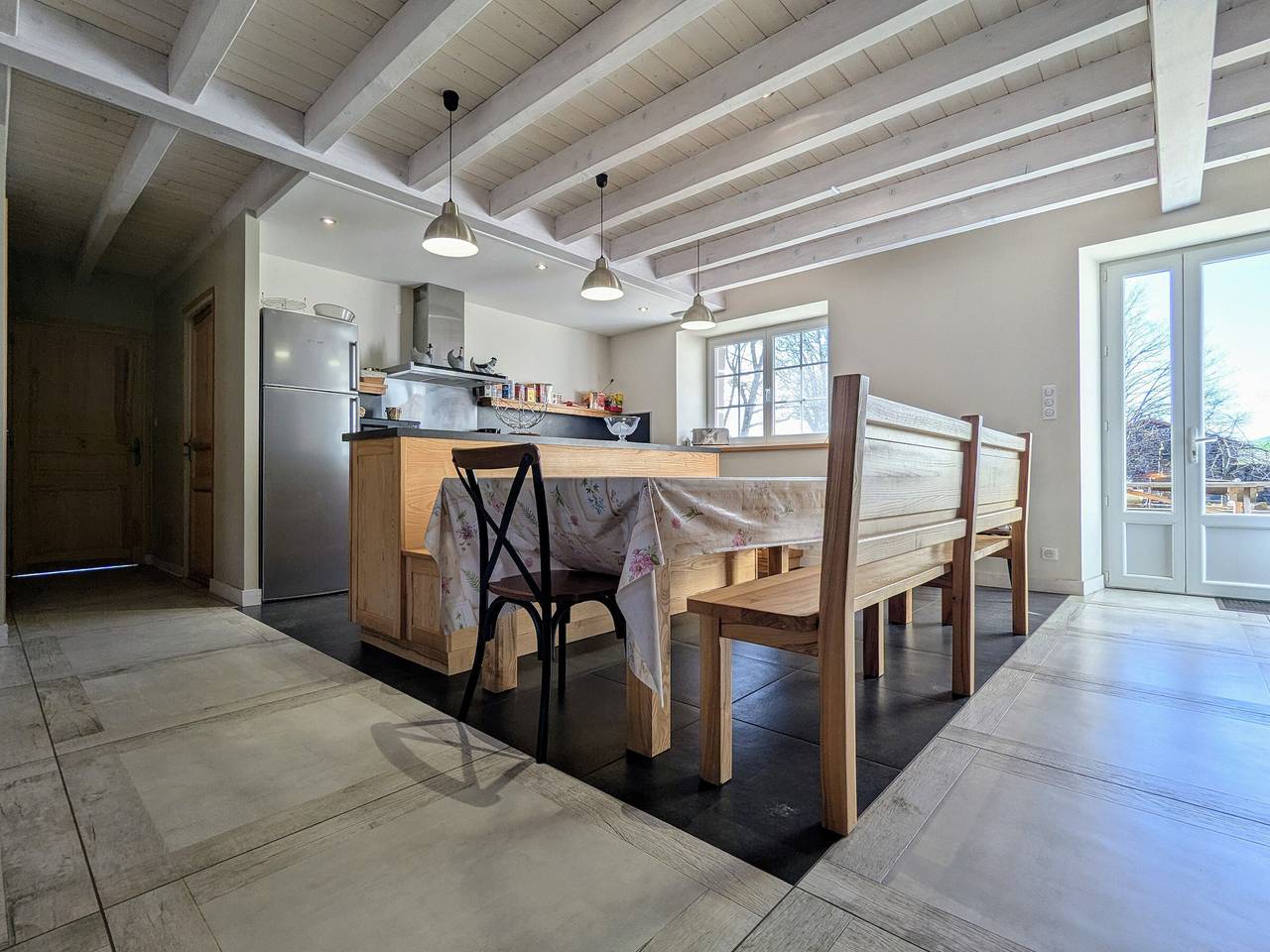 Escápate a la naturaleza: Casa moderna y espaciosa con spa en pueblo pintoresco in Arlempdes, Alto Loira