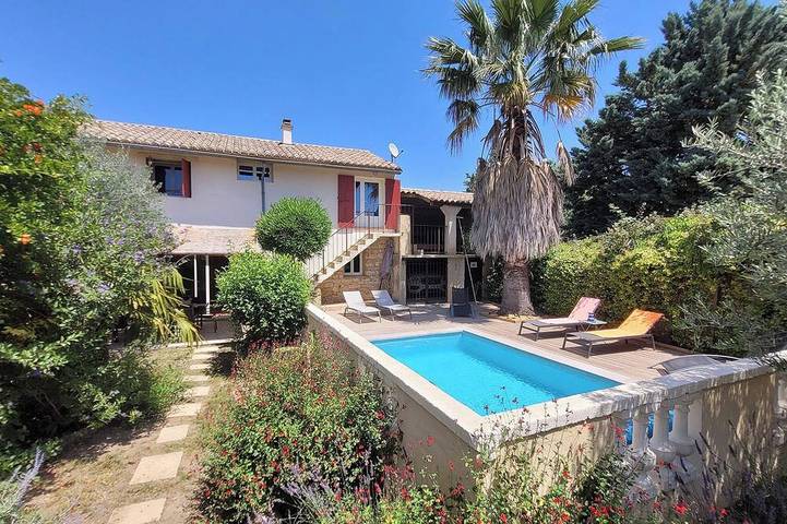 Location de vacances pour 8 personnes, avec jardin et balcon, animaux acceptés à Sabran