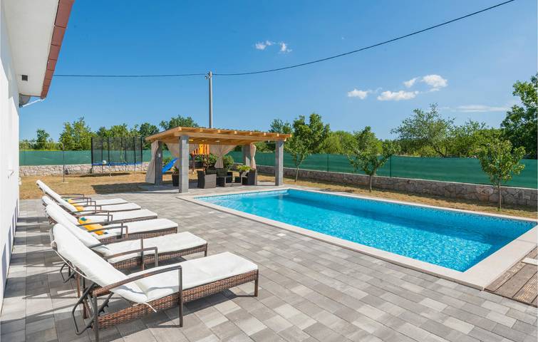Geräumige Ferienwohnung mit Terrasse und WLAN, 1,5 km vom Fluss Ričina entfernt in Imotski, Makarska Riviera