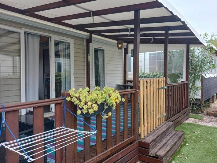 Camping pour 5 personnes, avec piscine et bassin pour enfant ainsi que terrasse et jacuzzi, animaux acceptés à Valras-Plage