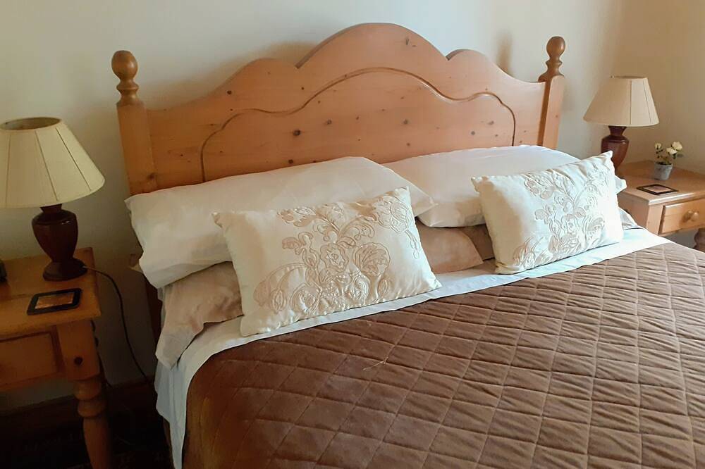 Cornode Cottage, family friendly in Garrykennedy, County Tipperary in Nenagh, Lough Derg