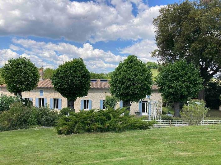 Maison de vacances pour 9 personnes, avec Balcon et Terrasse ainsi que Jardin et Piscine à Loupiac