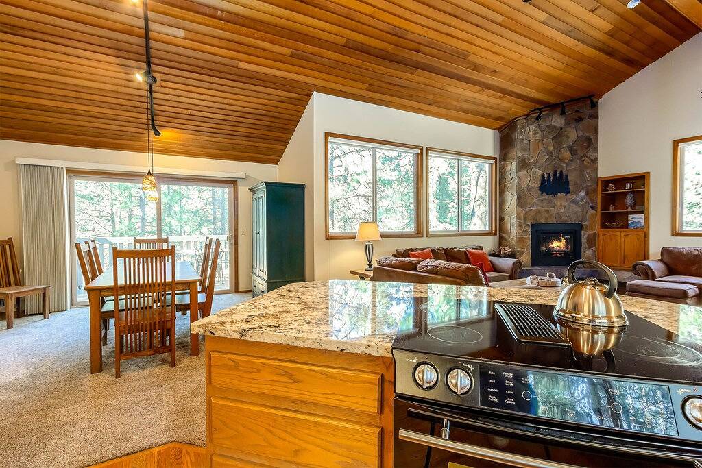 Beautiful, Private Hot Tub, Gas Fireplace in Sunriver, Deschutes County