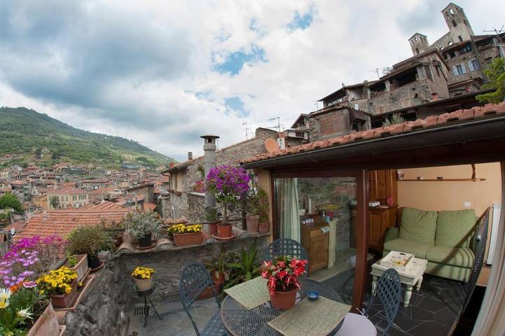 Chambre d’hôte pour 2 personnes, avec Jacuzzi ainsi que Terrasse et Sauna à Dolceacqua