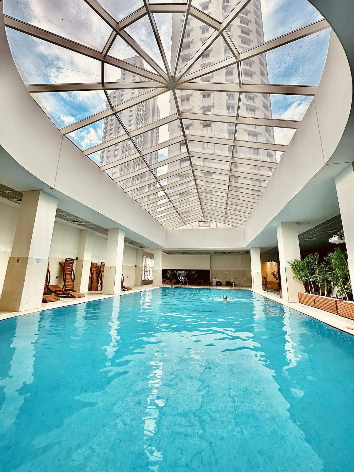 Ganze Wohnung, Luxus-Eigentumswohnung im 18. Stock mit Pool in Skopje, Nordmazedonien