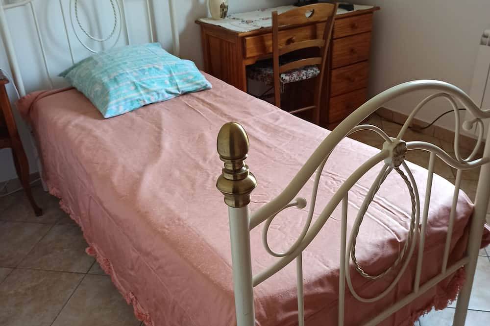 Petite Maison Avec 2 Chambres 3 Personnes Avec Terrasse Propriété Fermée in Calvi, Region de Calvi