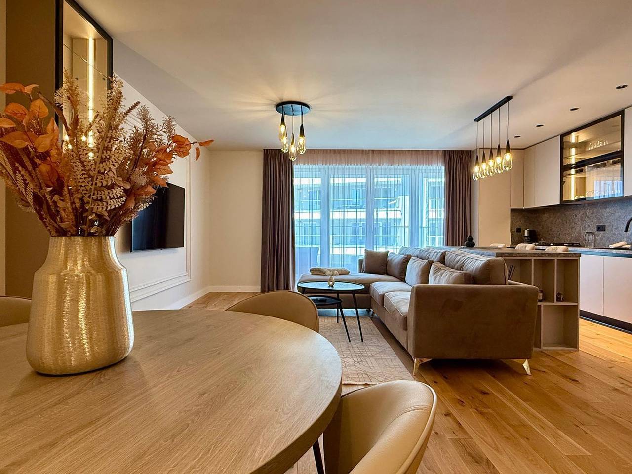 Hel leilighet, Modern ausgestattete Ferienwohnung mit überdachtem Balkon direkt am Lebada Lake in Ilfov fylke