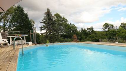 Gîte pour 5 personnes, avec piscine ainsi que terrasse et jardin à Les Salles-Lavauguyon