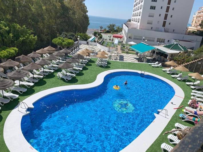 Apartahotel para 10 personas, con Terraza además de Jardín y Piscina en Benalmádena